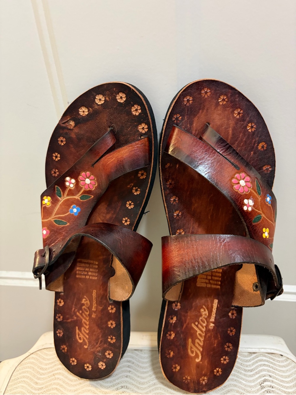 Indio’s Floral Brown Leather Sandals